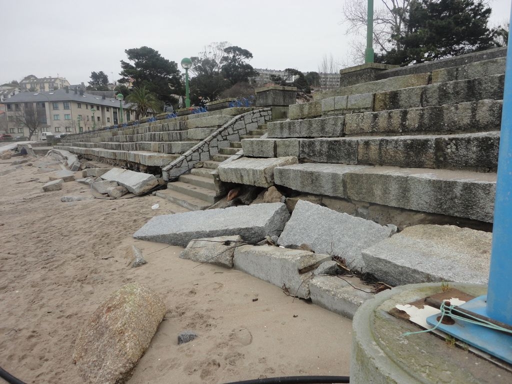 Reconstrucción de muro de defensa, reposición del paseo marítimo, acondicionamiento de accesos a playa y reposición de graderío del paseo y movimiento de arena en Santa Cristina.