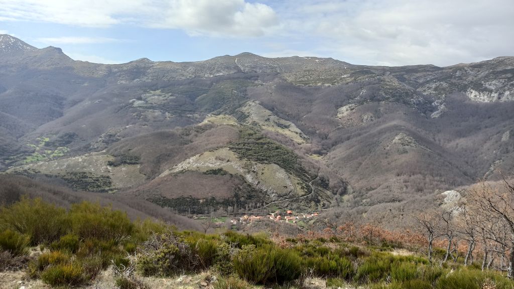 Vista panorámica de la Reserva Natural Subterránea Fuente Deshondonada, tomada desde el mirador de Caldacio