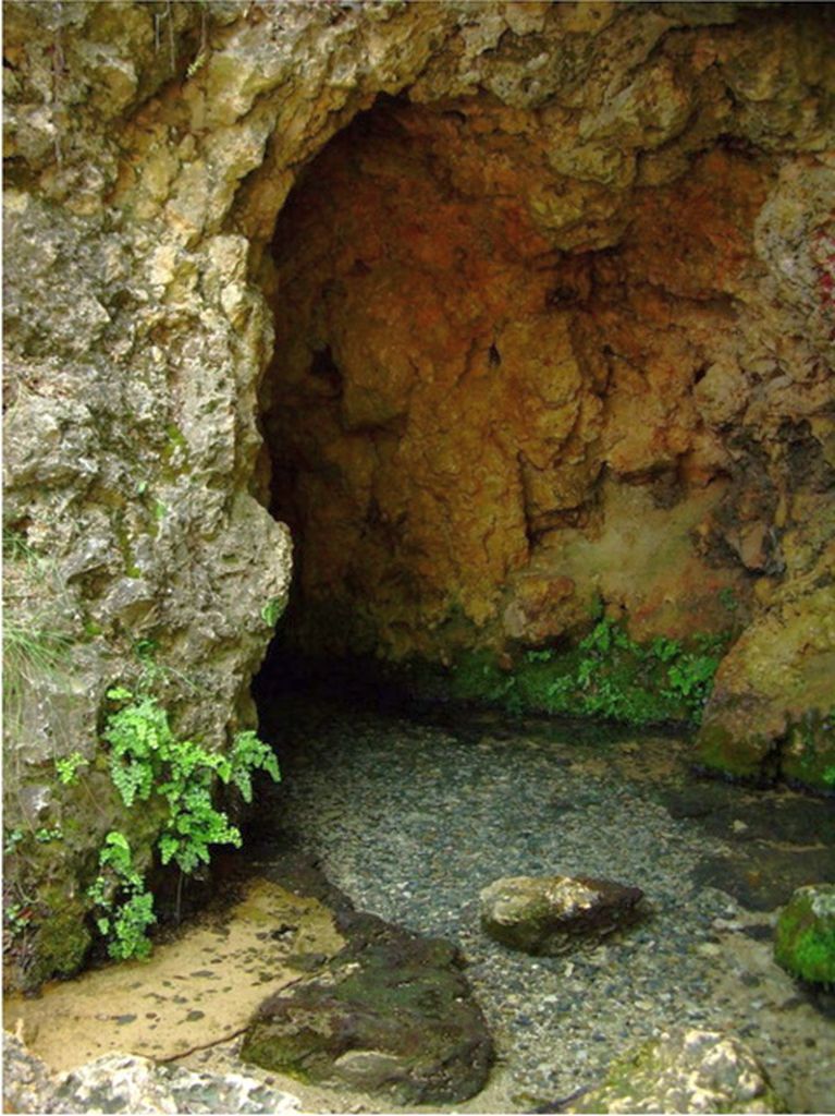 Portada (Cueva donde emerge el manantial)