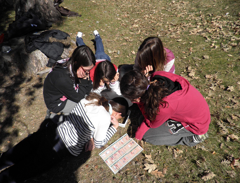 Un grupo de alumnas identifica pequeños animales que observan en la muestra de agua tomada