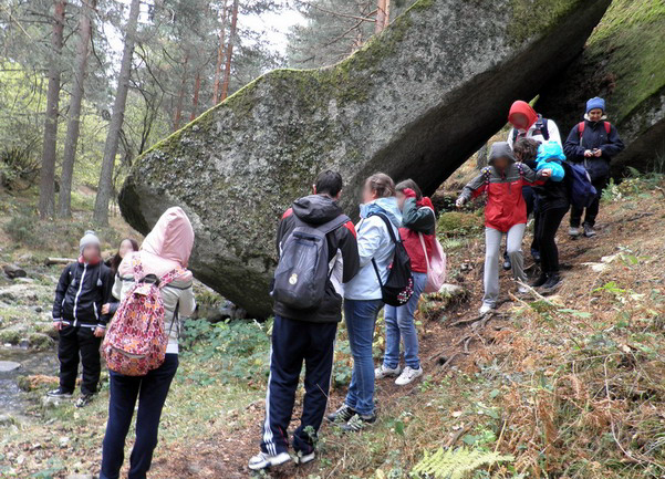 Los participanes observan unas rocas en el recorrido