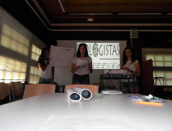 Alumnas representando a componentes de una asociación ecologísta durante el desarrollo del juego de simulación 