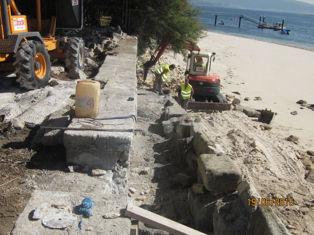 Rehabilitación de escaleras de acceso a las playas de Toralla y demolición de caseta (T.M. de Vigo). Durante las obras