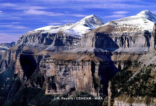 El Parque Nacional forma parte de la unidad fisiográfica del Macizo de Monte Perdido (3.355 metros), que está considerado como el macizo calcáreo más alto de Europa.