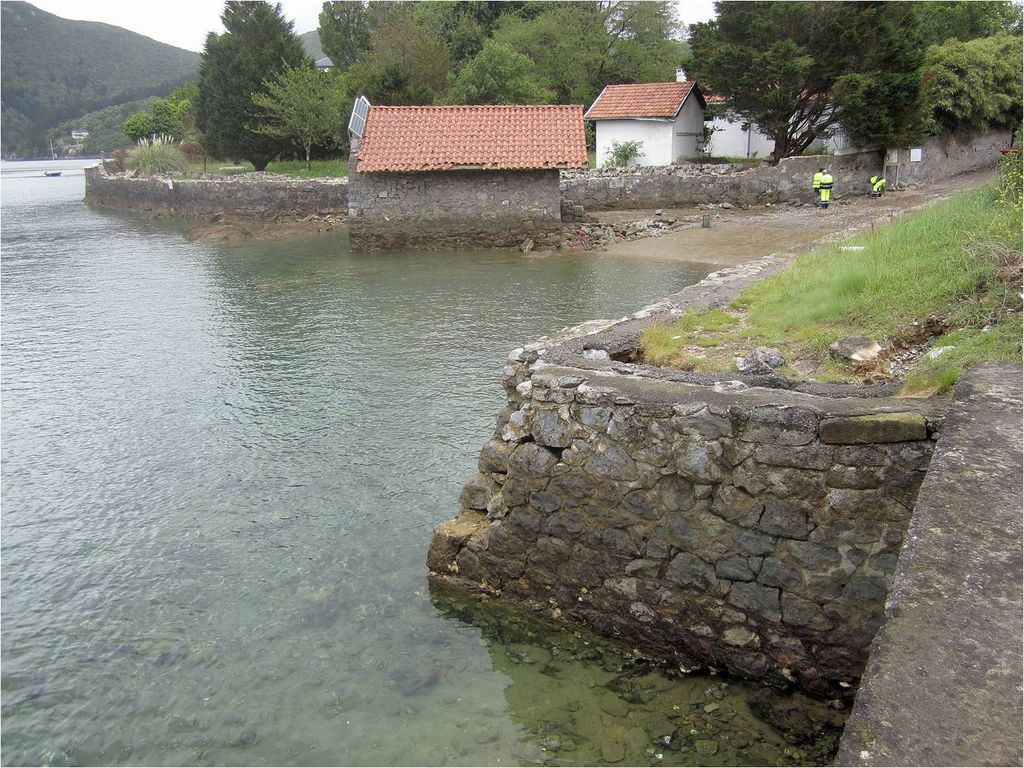 Zona de Itxasbegi. Reparación acceso a mar junto a edificación cetárea.