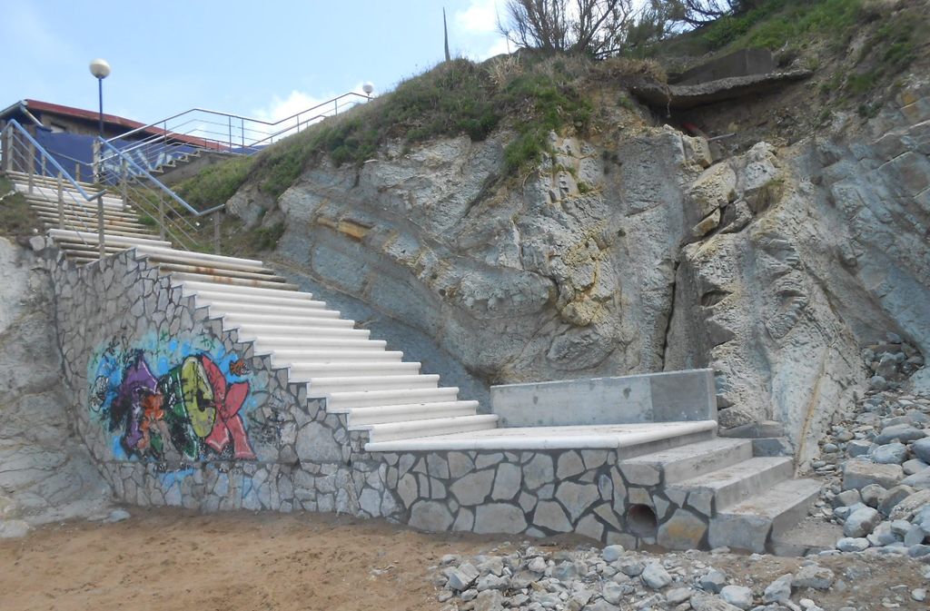 Playa de Arrietara-Atxabiribil. Zona Atxabiribil. Restauración de acceso peatonal a la playa.