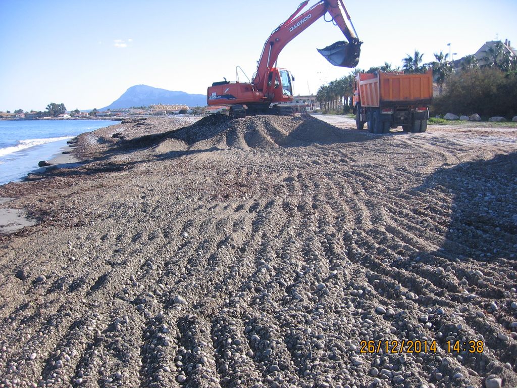 Obra de emergencia para redistribución de gravas en la playa de La Ammadraba
