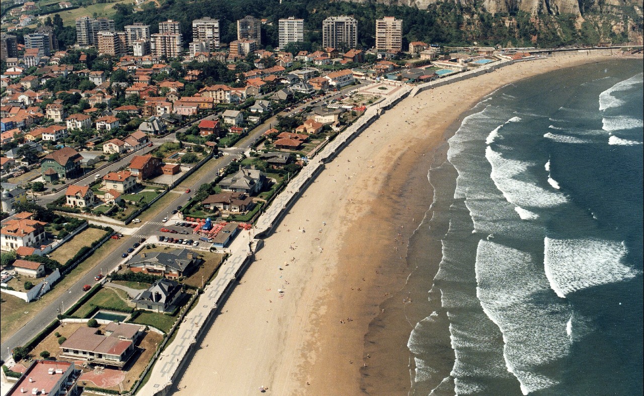 Imágen aérea del paseo marítimo de Salinas, T.M. de Castrillón (Asturias)