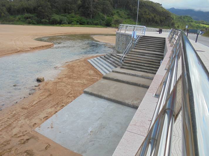 Playa de La Griega.  Reparación y recalce de plataforma de ducha y muro. 