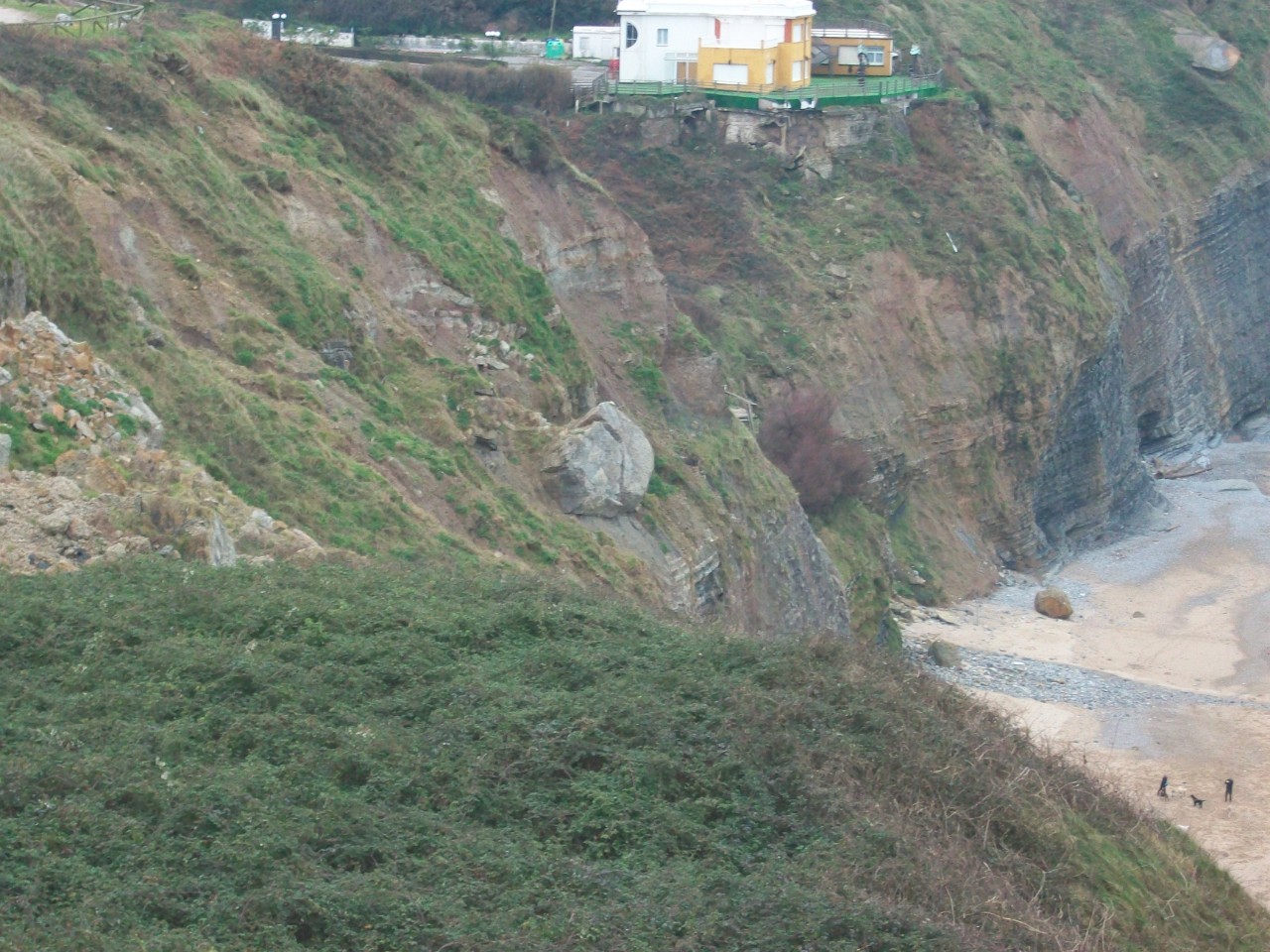 Demolición de roca de grandes dimensiones en acantilado de la playa de Peñarrubia