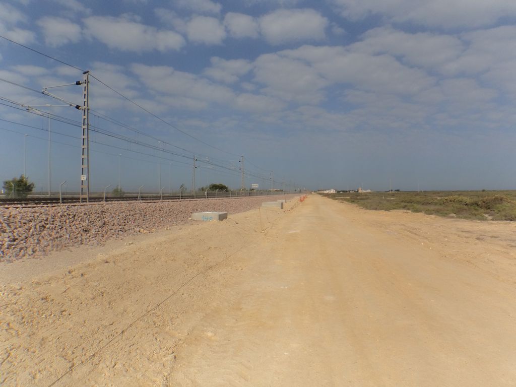 Adecuación de sendero para tránsito peatonal entre Torregorda y Cortadura