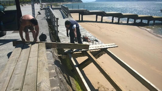 Playa de San Martín. Reposición de 20 metros tarima de madera