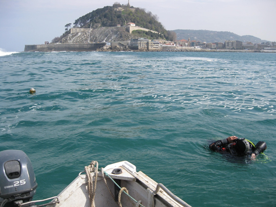 Inspección submarina de fondeos existentes en la bahía de La Concha (Actuación dentro del expediente 20-0174. Año 2014)