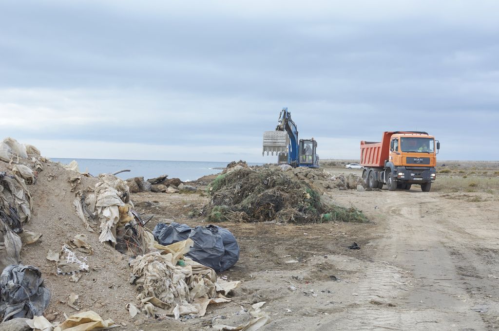 Obras de emergencia para la reparación de los daños producidos a causa de los temporales marítimos, de viento y lluvia, acaecidos en el mes de septiembre de 2019 en la provincia de Granada. Limpieza y retirada de residuos acumulados por el temporal en la provincia.