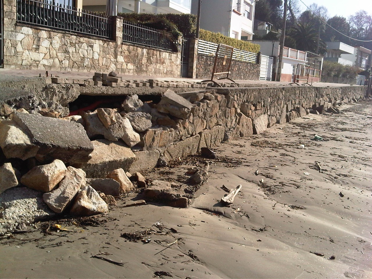 Playa de la Magdalena. Avería en el dique de apoyo de la playa, erosión en la playa y desperfectos en el paseo