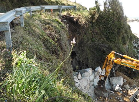 Reconstrucción de muros de acceso sur a playa de Lires y reconstrucción paseo marítimo y acondicionamiento de accesos a playa