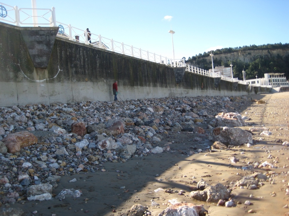 Playa de Salinas. Refuerzo e impermeabilización de la cimentación del muro del paseo marítimo