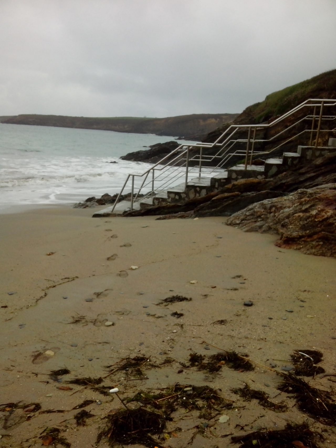 Reparación de daños en la playa de Arnao