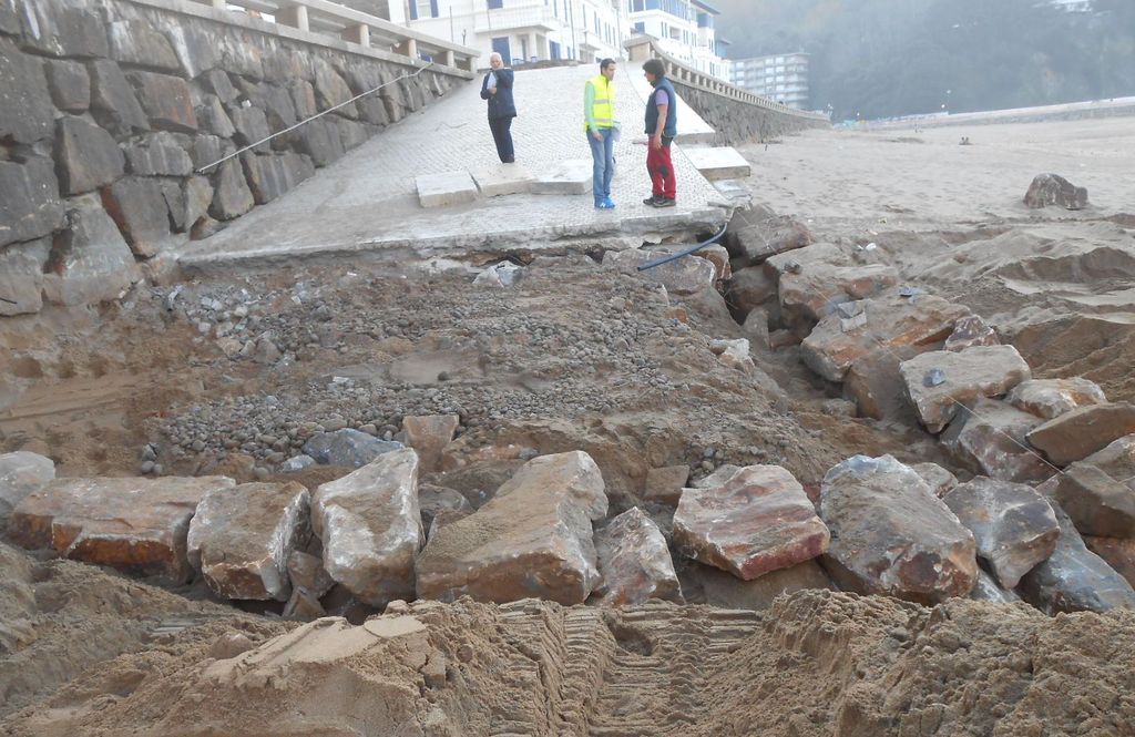 Playa de Bakio y márgenes de la ría Estepona. Accesos