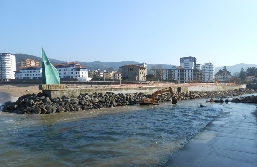 Playa de Bakio y márgenes de la ría Estepona. Espigón