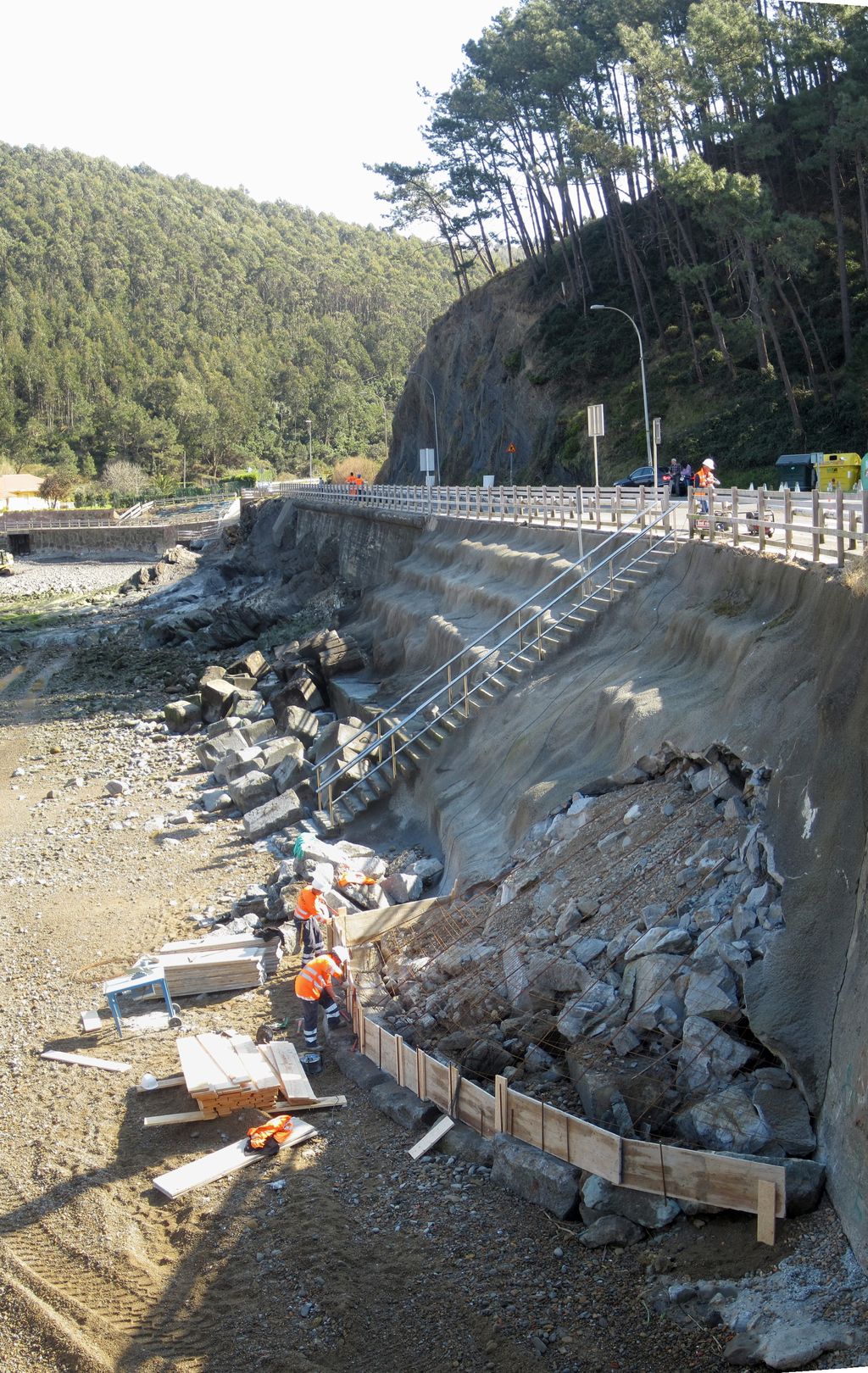 Entorno playa Armintza. Reparación en base de muro de paseo acceso a playa.