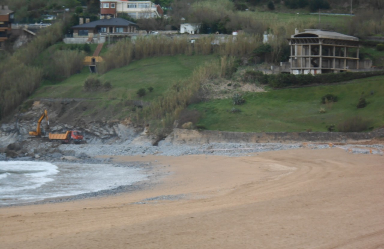 Playa La Arena. Retirada afloramiento piedras exógenas en playa.
