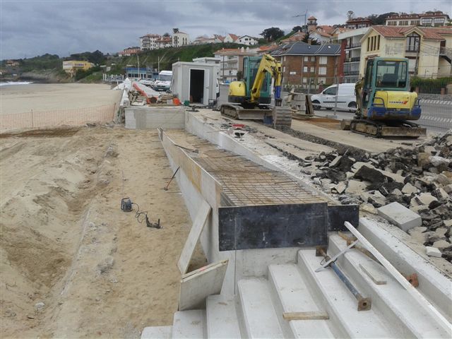 Playa de Comillas. Retirada de restos de acceso y ejecución de nuevo acceso