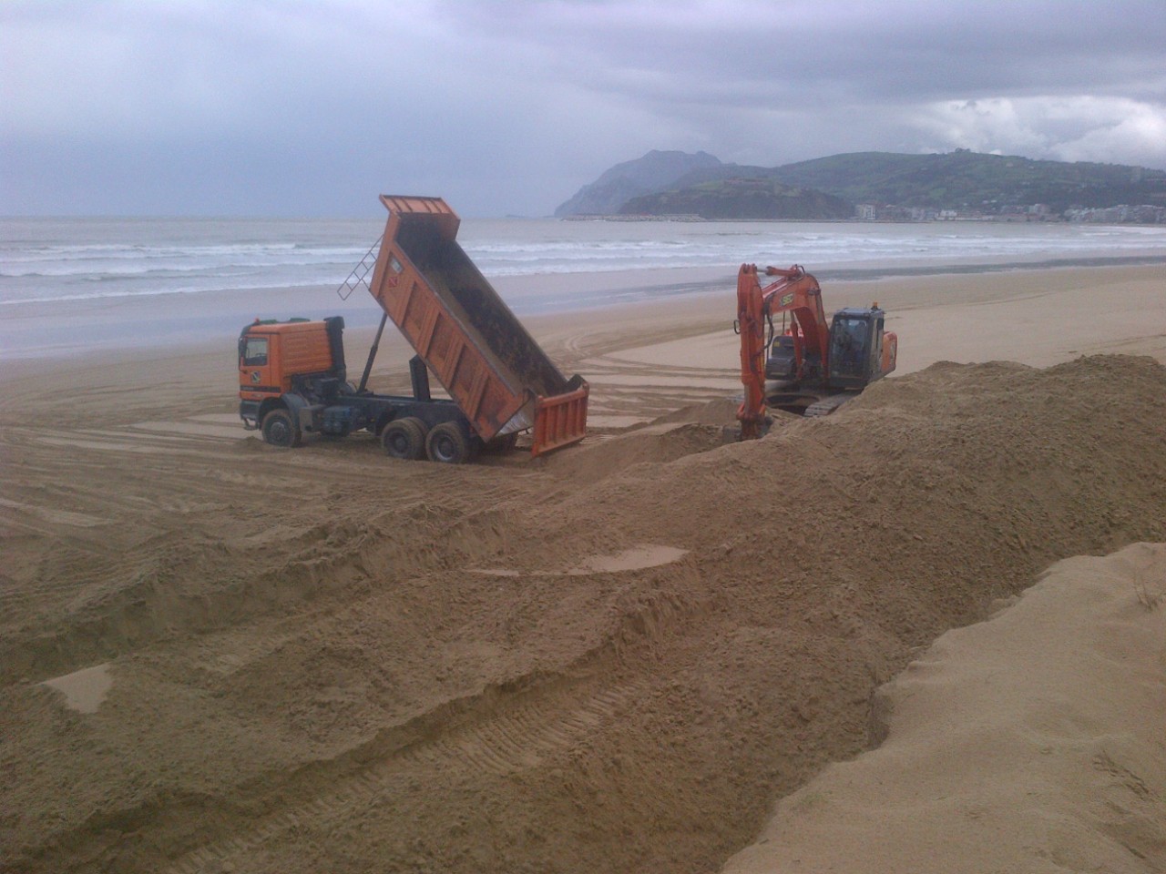 Playa Salvé. Bypass de arena desde la zona de acopio en la desembocadura del río Mantilla para constituir una duna.