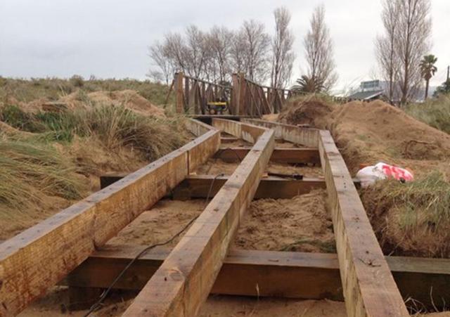 Retirada pasarela y ejecución acceso en El Puntal. Retirada pasarela. Ejecución acceso a la playa