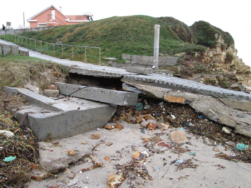 Playa de Lóngara. Retirada de escombros, ejecución de escollera y reparación de barandillas y paseo