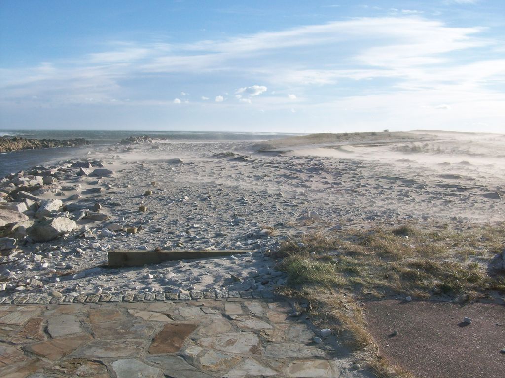 Playa de Pampillosa. Reparación de sendero peatonal, ejecución de pasarela de madera y reparación de escollera