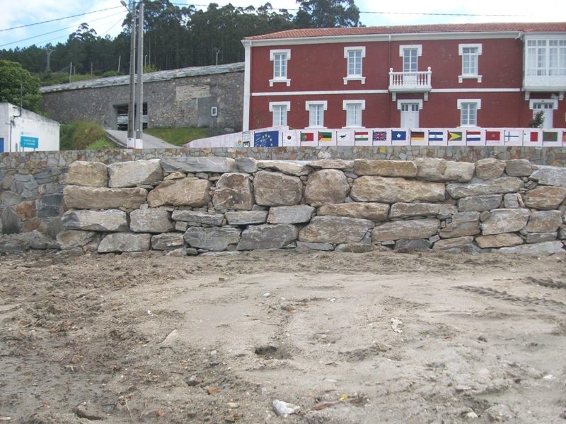 Playa Fomento. Escollera, ducha