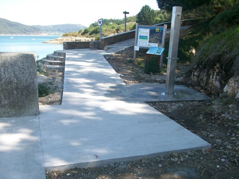 Playa Vidrieiro. Escollera, ducha