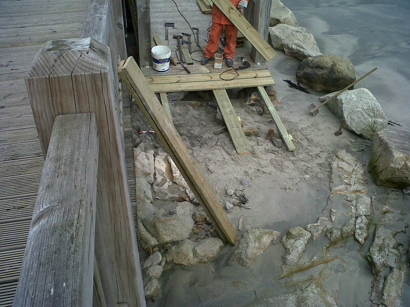 Playa de Santa Marta. Acondicionamiento de tránsito. Reparación de pasarela peatonal de madera