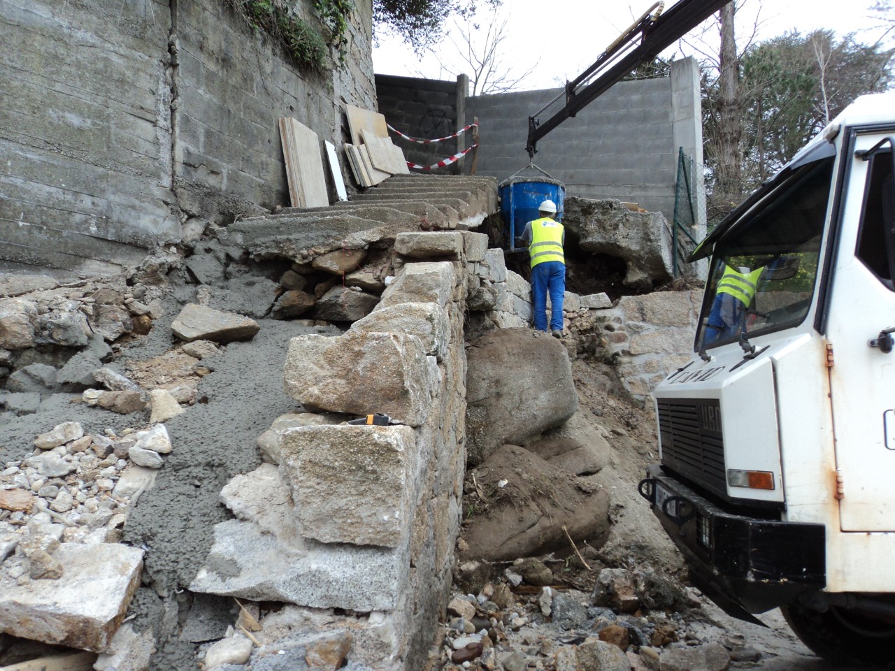 Descalzamiento de escaleras de acceso de hormigón