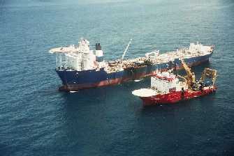 Imagen del petrolero Odín y el buque polar Prince