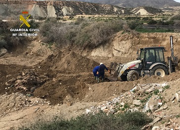 La Guardia Civil esclarece un delito contra los recursos naturales y el medio ambiente en una granja de cerdos.