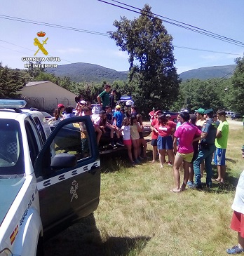 Durante la conferencia, además de hablar de la especialidad del SEPRONA, se dieron diferentes consejos a los niños de cómo actuar ante un incendio forestal y también reglas de seguridad y comportamiento en la naturaleza.