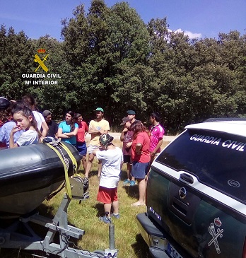 Durante la conferencia, además de hablar de la especialidad del SEPRONA, se dieron diferentes consejos a los niños de cómo actuar ante un incendio forestal y también reglas de seguridad y comportamiento en la naturaleza.