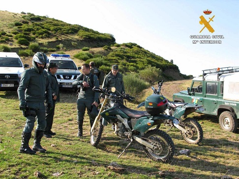 Para llevar a cabo este cometido las unidades citadas han contado con el apoyo de “Tietar”, un Pastor Alemán de 4 años, perteneciente al Servicio Cinológico de la Guardia Civil con base en El Pardo (Madrid), que ha sido entrenado exclusivamente para localizar los diferentes tipos de sustancias tóxicas que son utilizadas para aplicar a carnes y otros alimentos, convirtiéndolos en “cebos envenenados”.