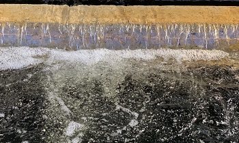 Agua regenerada (tratamiento terciario) a su salida de la EDAR. Foto Ana Allende.