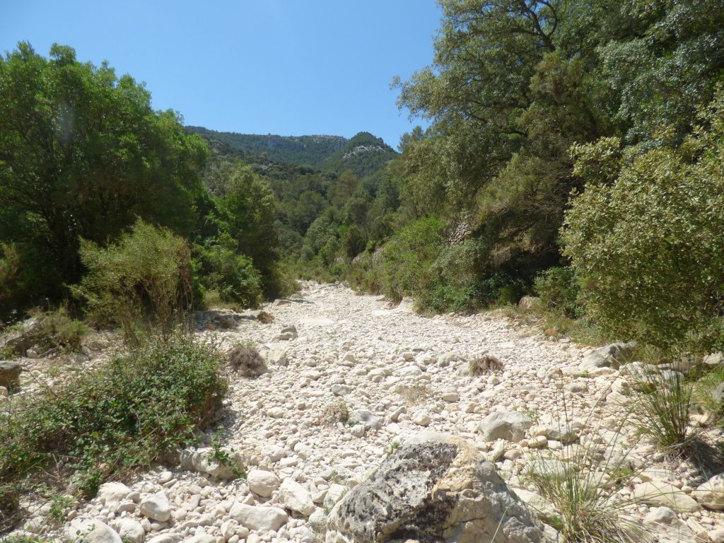 Lecho de cantos y gravas en la reserva natural fluvial Río Cenia