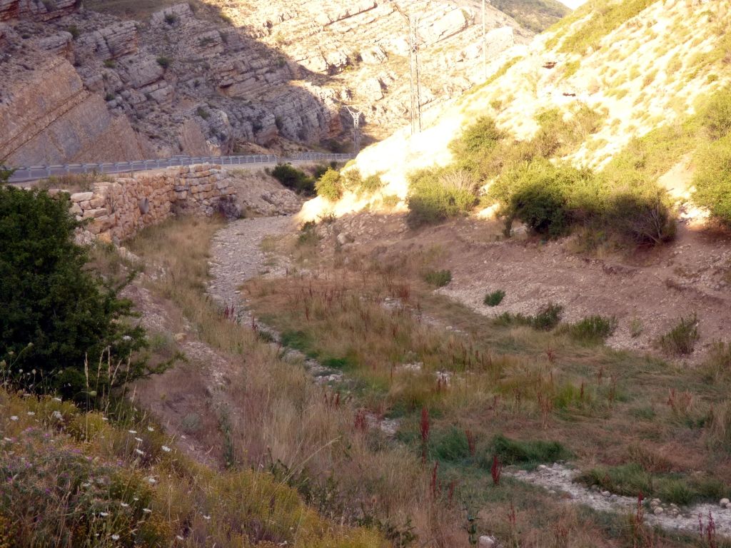 Tramo de la carretera  TE-V-9033 paralela al cauce seco de la reserva natural fluvial Río Guadalaviar