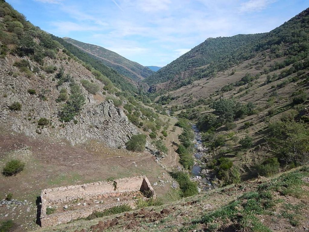 Panorámica de la reserva natural fluvial Río Urbión con pequeño desfiladero al fondo