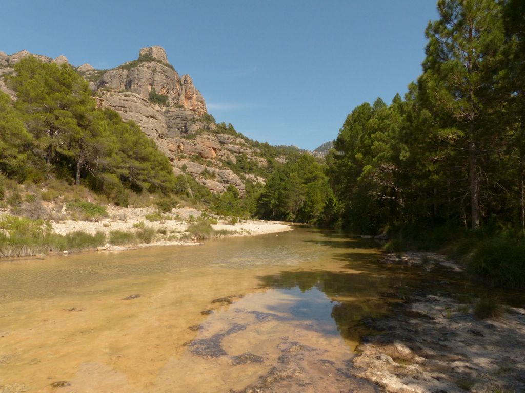 Cauce formado por lecho arenoso en la reserva natural fluvial Río Ulldemó