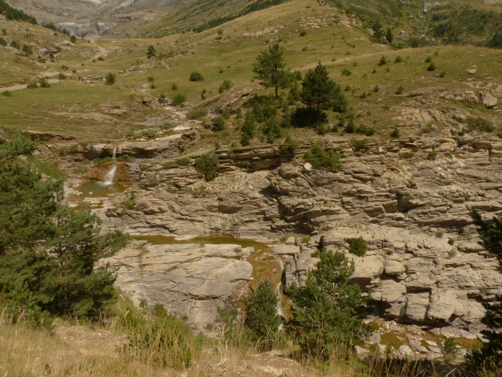 Sucesión de saltos de agua en la reserva natural fluvial Río Estarrún