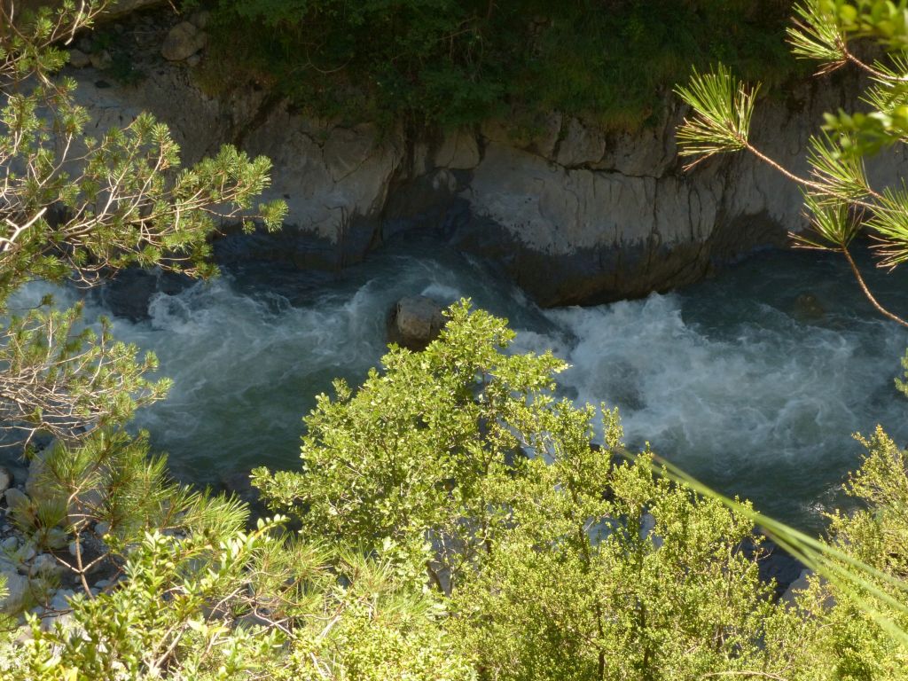 Aguas turbulentas en un tramo encajonado de la reserva natural fluvial Río Irués