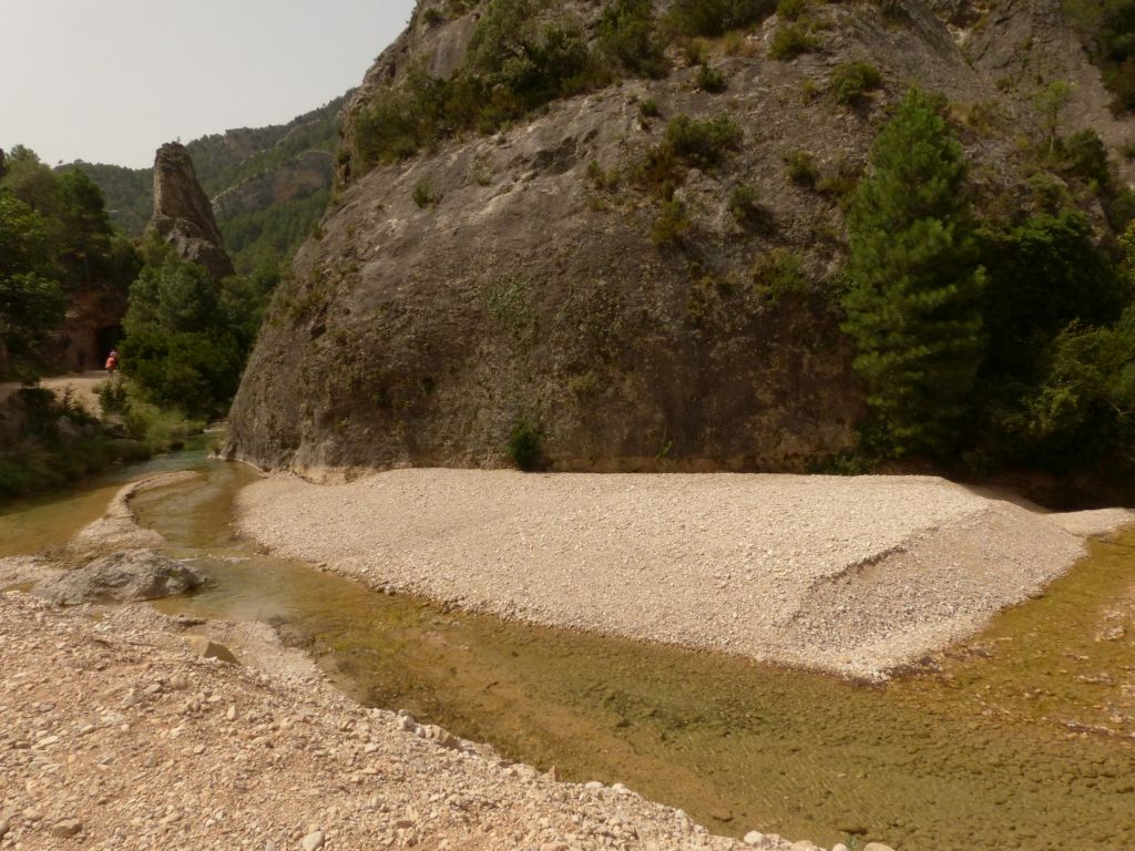 Depósitos de arenas y gravas (barras laterales) en el lecho del cauce de la reserva natural fluvial Río Matarraña