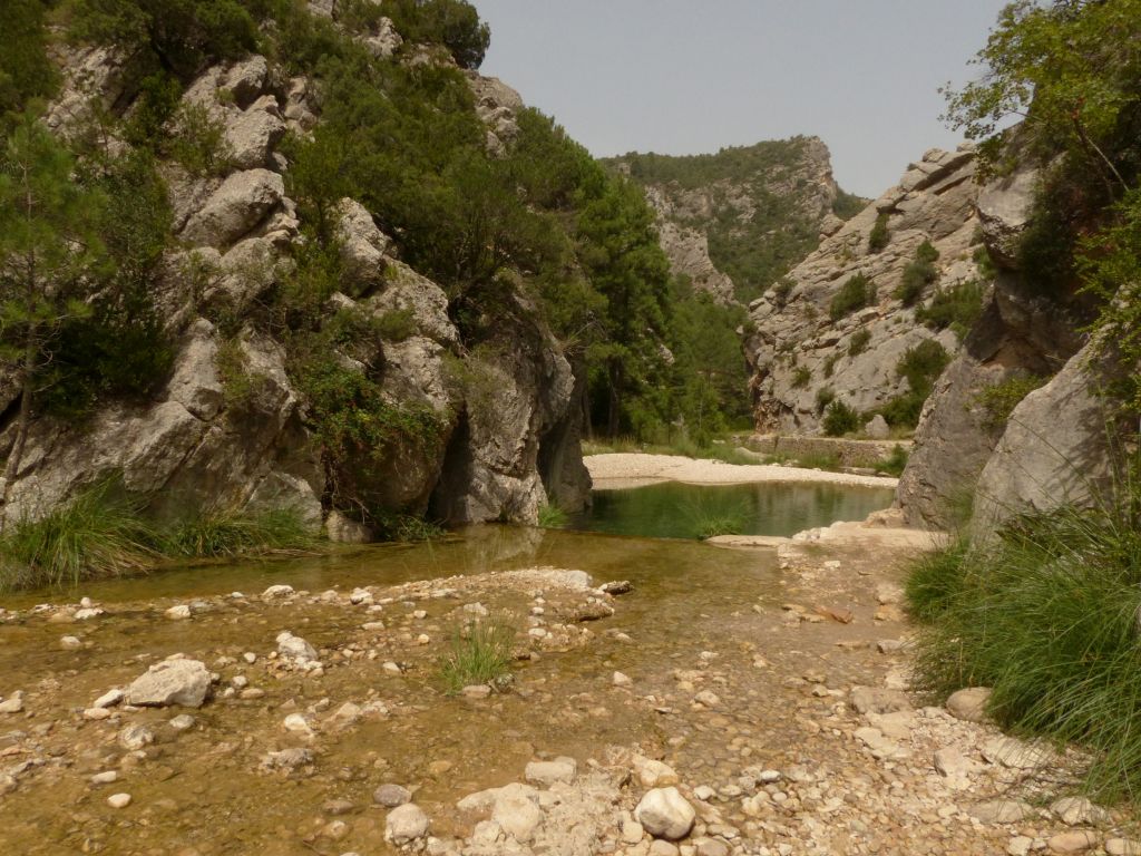 Saltos de agua que originan pequeñas pozas en la reserva natural fluvial Río Matarraña