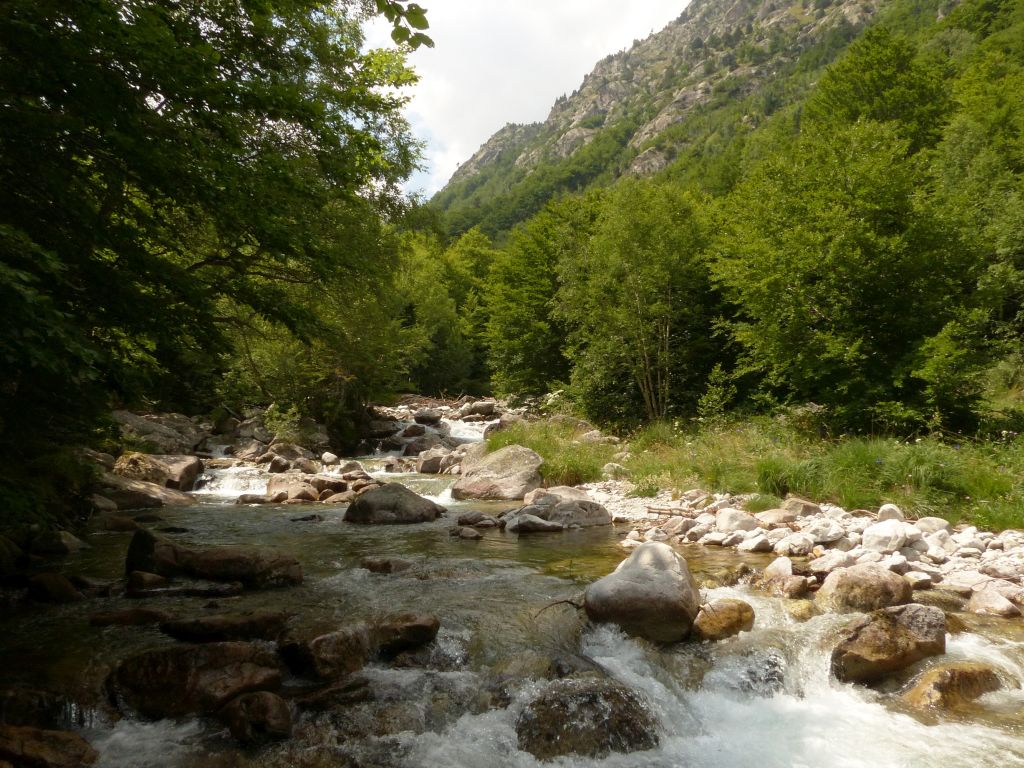 Salto - poza en la reserva natural fluvial Río Salenca